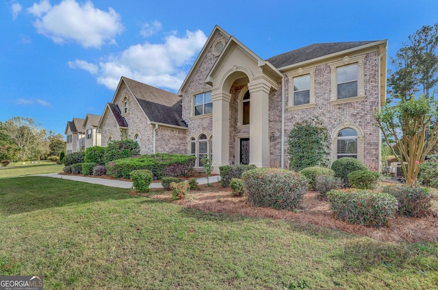 view of front of house featuring a front lawn