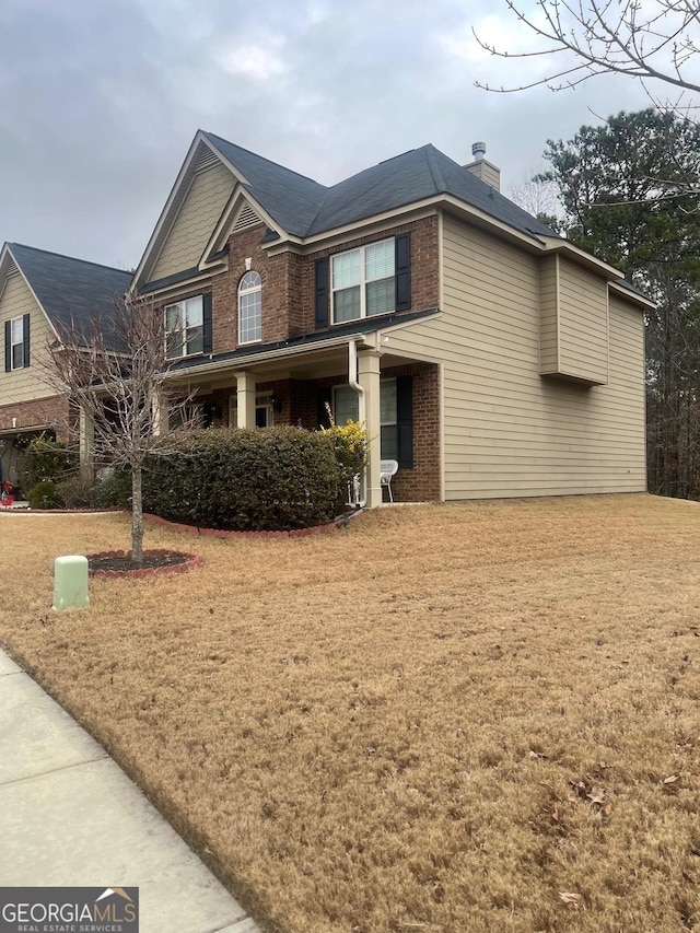 view of front of property featuring a front lawn