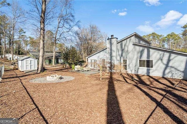 view of yard featuring a storage unit