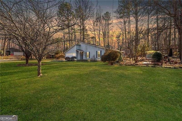 view of yard at dusk