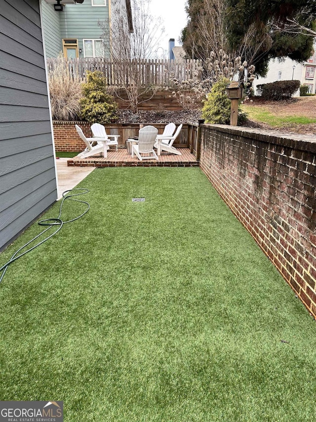 view of yard featuring a patio area