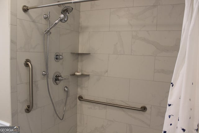 bathroom featuring a shower with shower curtain