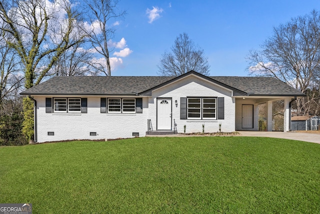 view of front of house featuring a carport and a front yard