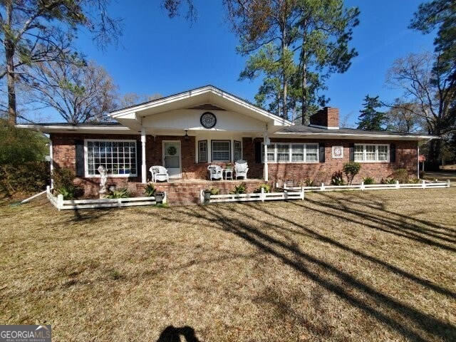 single story home with a front yard