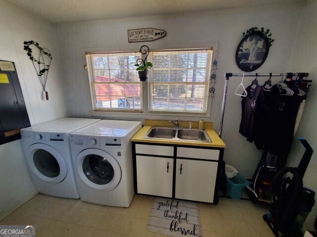 laundry room with cabinets, sink, and independent washer and dryer