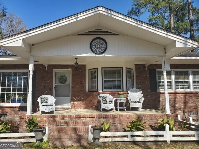 doorway to property with covered porch