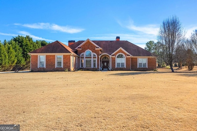 view of front of home with a front lawn