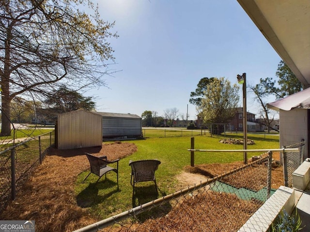 view of yard featuring an outdoor structure