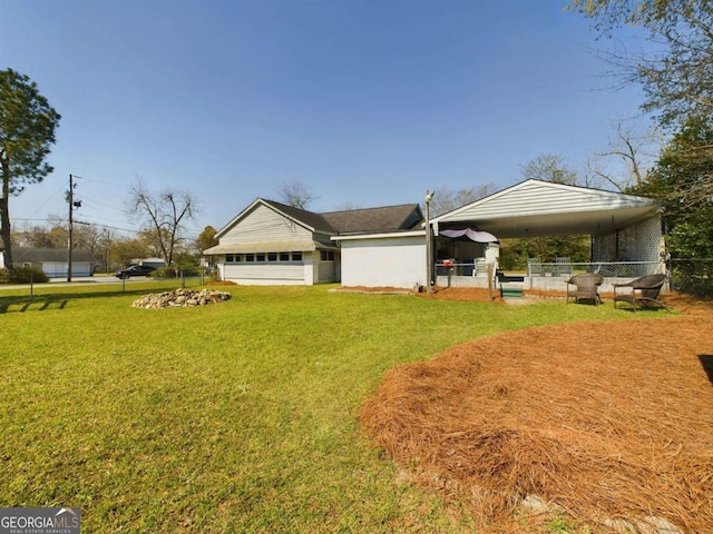 view of front of house featuring a garage, a front lawn, and a carport