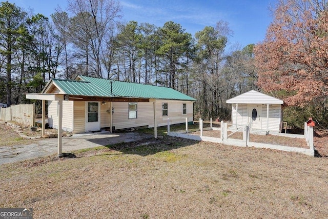 view of front of house with a front yard