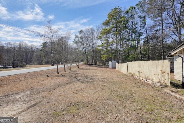 view of yard featuring a shed