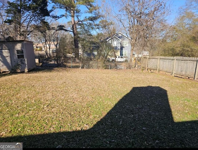 view of yard with a storage shed