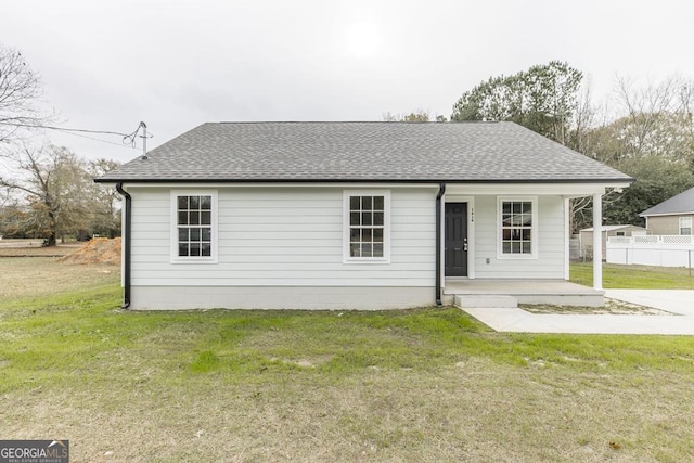 view of front of property featuring a front yard