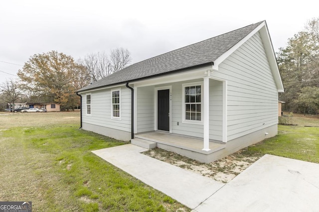 view of front of property with a front yard