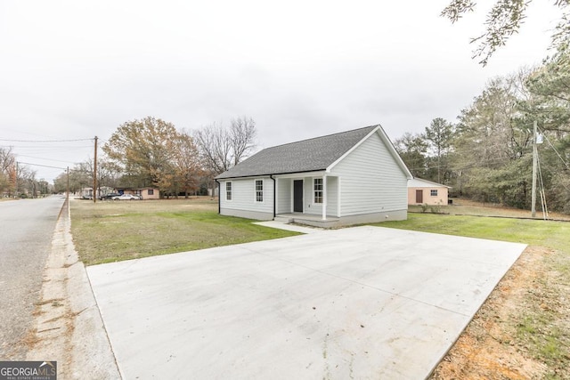 view of front of property with a front lawn