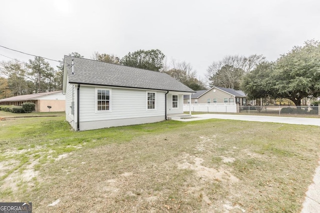 view of front of property featuring a front lawn