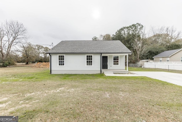 view of front of house with a front lawn