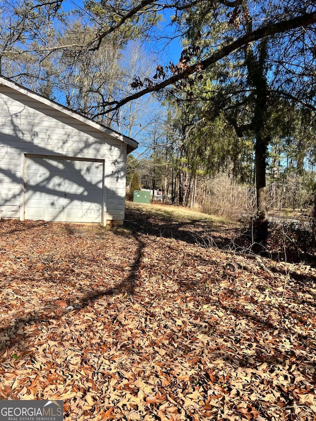 view of yard with an outbuilding and a garage