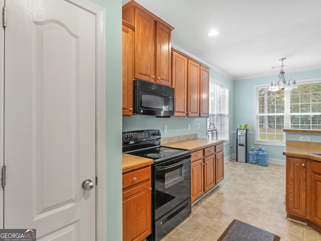 kitchen with an inviting chandelier, decorative light fixtures, black appliances, and crown molding