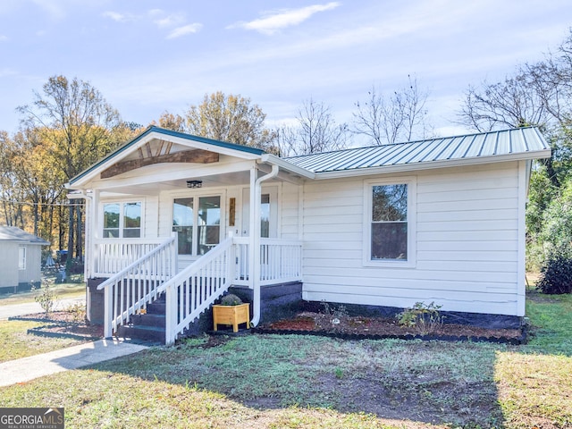 view of front facade featuring a porch and a front yard