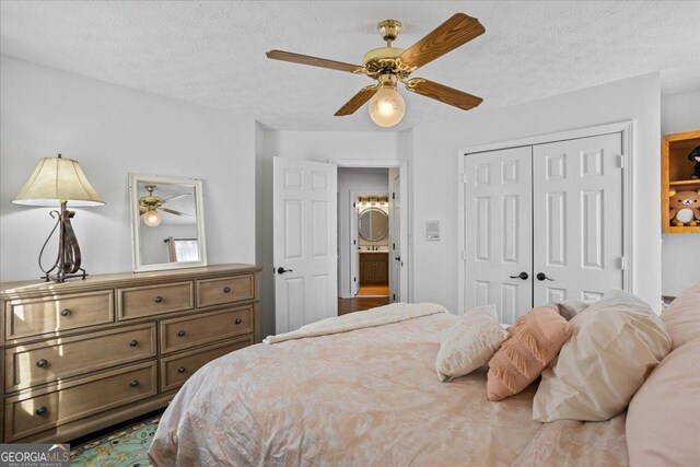 bedroom with dark wood-type flooring, ceiling fan, and a closet