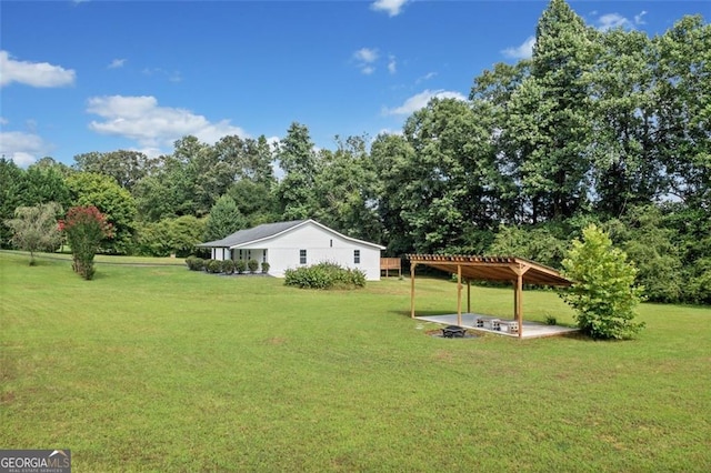 view of yard featuring a pergola