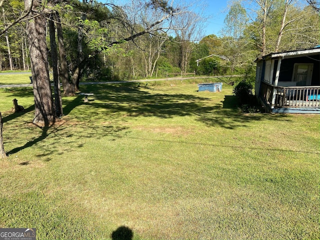 view of yard with a swimming pool