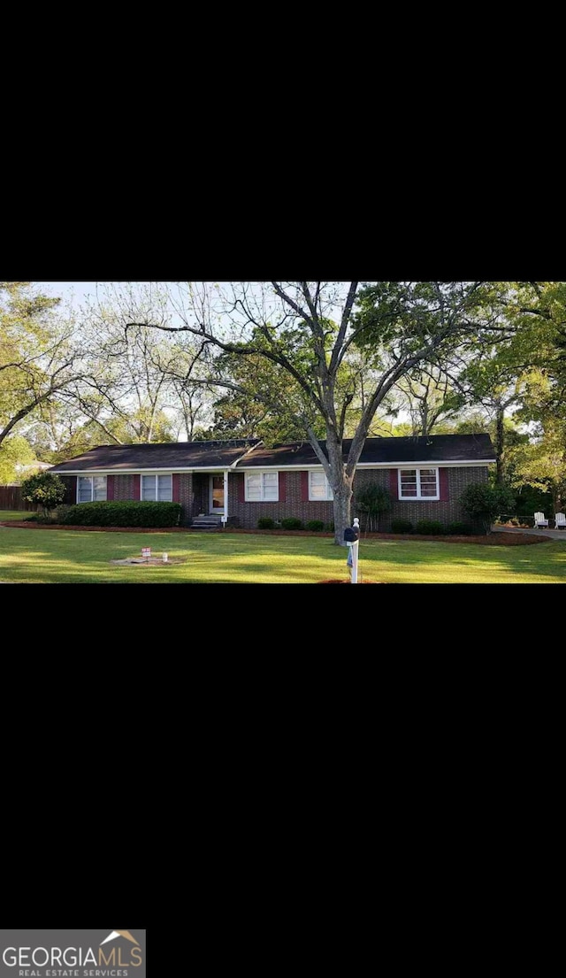 ranch-style house with a front yard