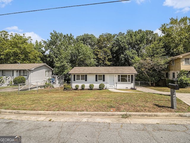 view of front of property featuring a front yard, fence, and driveway