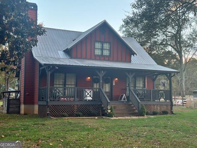 view of front facade with a front lawn and a porch