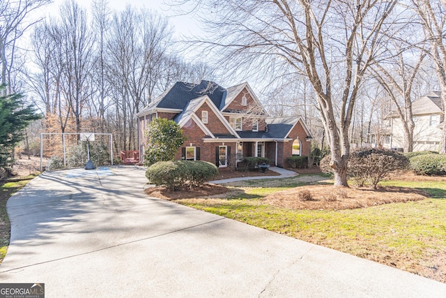 view of front of property featuring a front yard