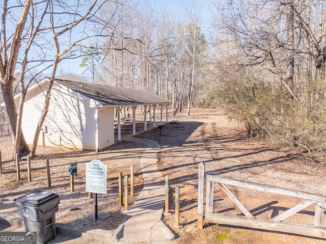 view of yard featuring an outdoor structure