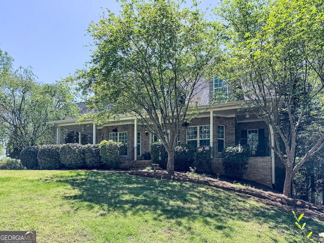 view of front of property with a front yard