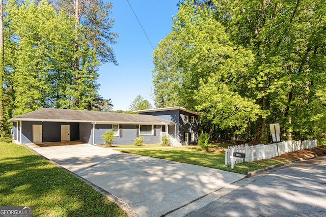 view of front facade featuring a carport and a front yard