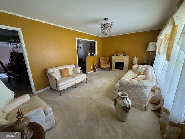 living room with crown molding, carpet, and a notable chandelier