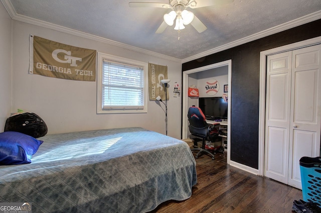 bedroom featuring dark hardwood / wood-style flooring, ceiling fan, crown molding, and a textured ceiling