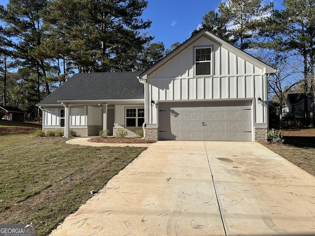 view of front of home featuring a garage, a front lawn, and a porch