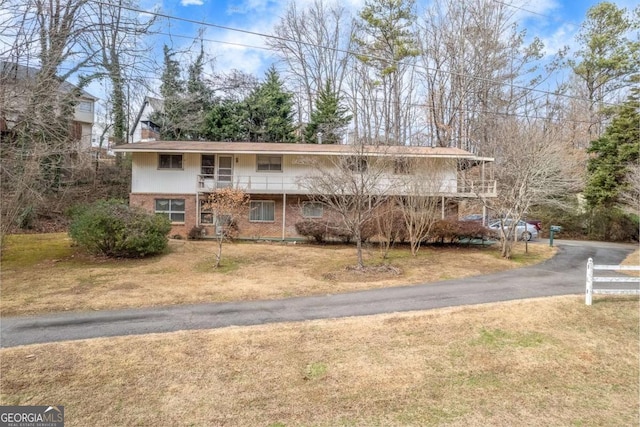 view of front of property featuring a front lawn