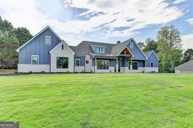 modern farmhouse style home featuring a front lawn