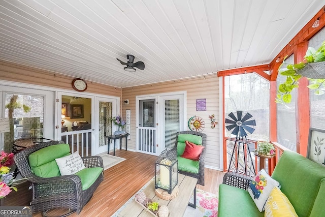 sunroom featuring ceiling fan