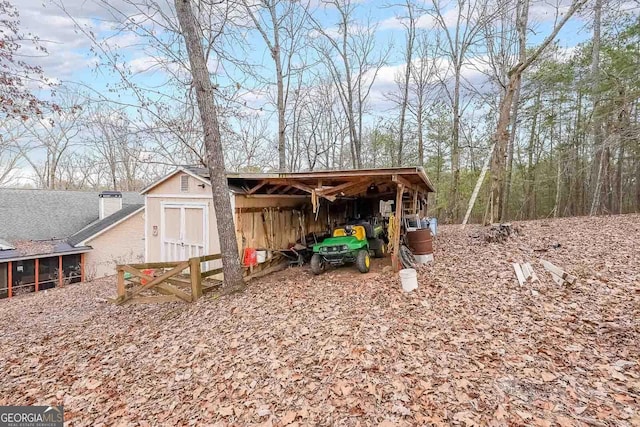 view of yard with an outbuilding