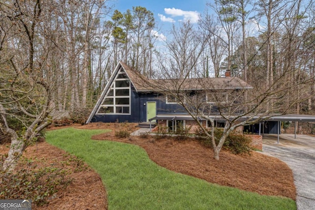 view of front of house featuring a carport and a front yard