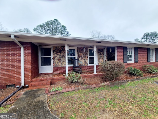 single story home with a porch