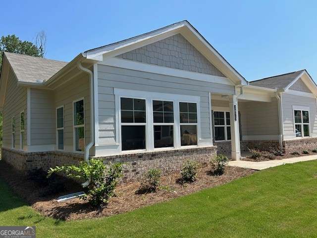 view of side of property featuring a lawn