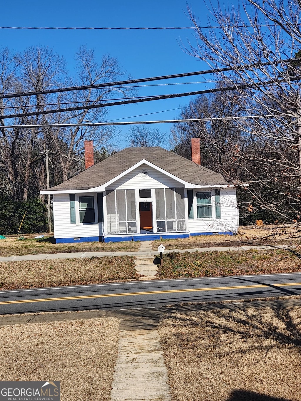 view of front of home featuring a front lawn