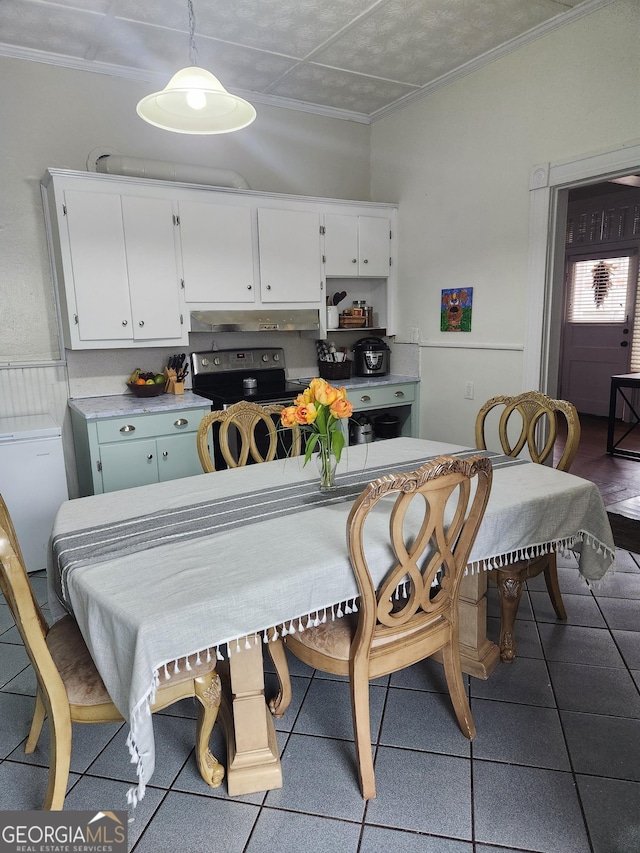 dining room featuring ornamental molding