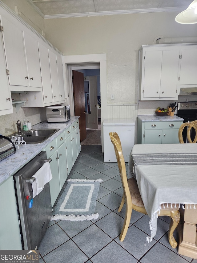 kitchen with sink, crown molding, stainless steel appliances, and white cabinets