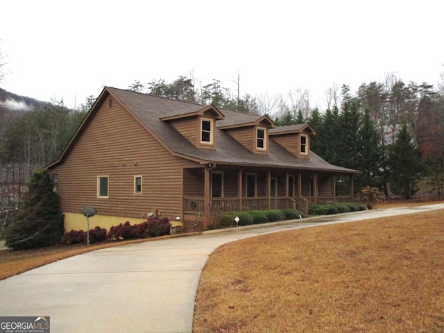 view of front of property with a front lawn and covered porch