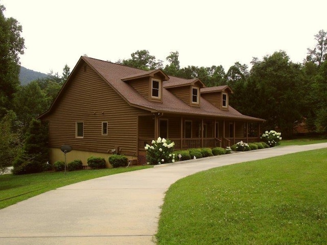 view of front facade featuring a front lawn and covered porch