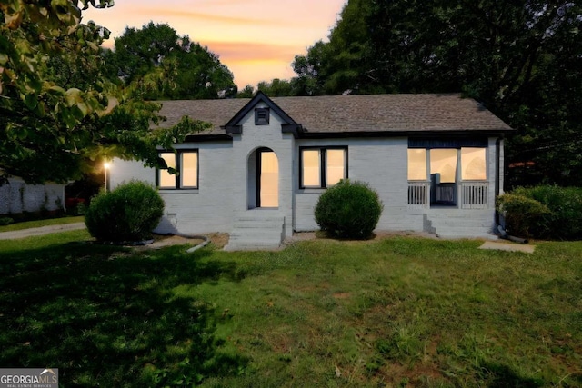 view of front of home featuring a lawn